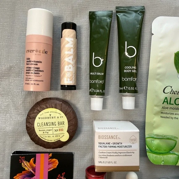 HP 💚 13-piece Skincare Beauty Bundle: Samples, makeup, mask + MORE! - Picture 5 of 5